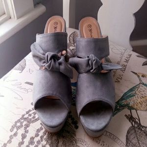 Platform bow sandals